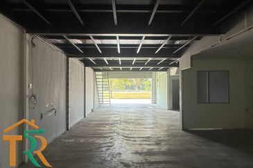 Shop Lot Ground Floor With Loft Facing Main Road Muar For Rent