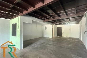 Shop Lot Ground Floor With Loft Facing Main Road Muar For Rent