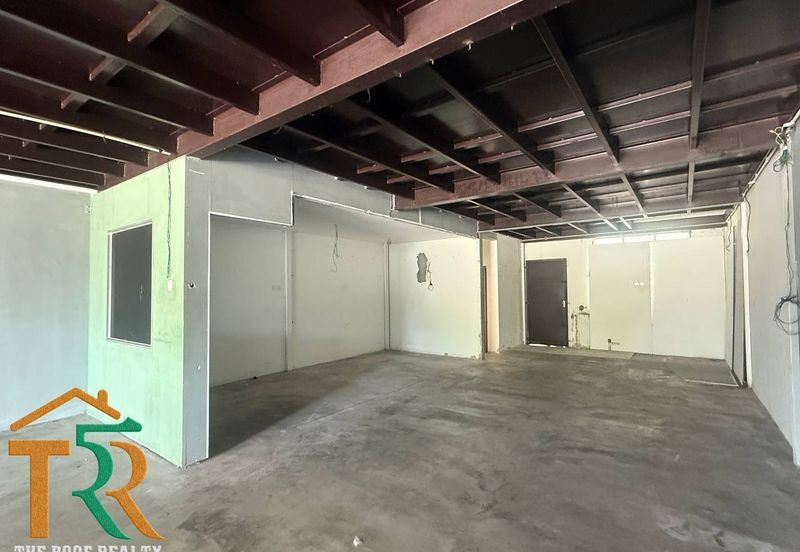 Shop Lot Ground Floor With Loft Facing Main Road Muar For Rent