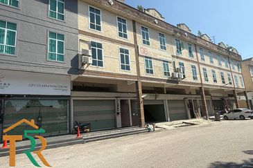 Shop Lot Ground Floor With Loft Facing Main Road Muar For Rent