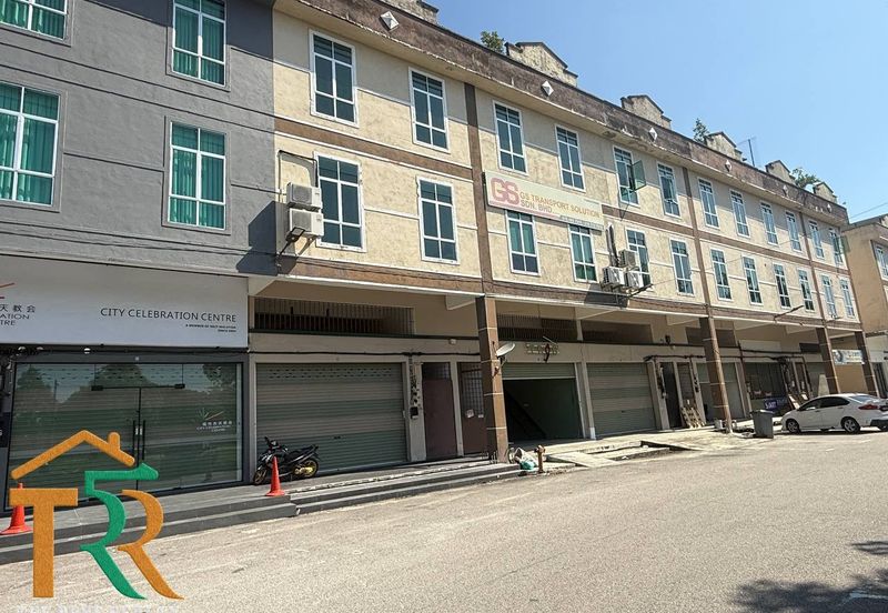 Shop Lot Ground Floor With Loft Facing Main Road Muar For Rent