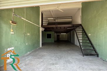 Shop Lot Ground Floor With Loft Facing Main Road Muar For Rent