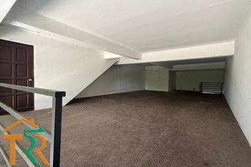 Shop Lot Ground Floor With Loft Facing Main Road Muar For Rent