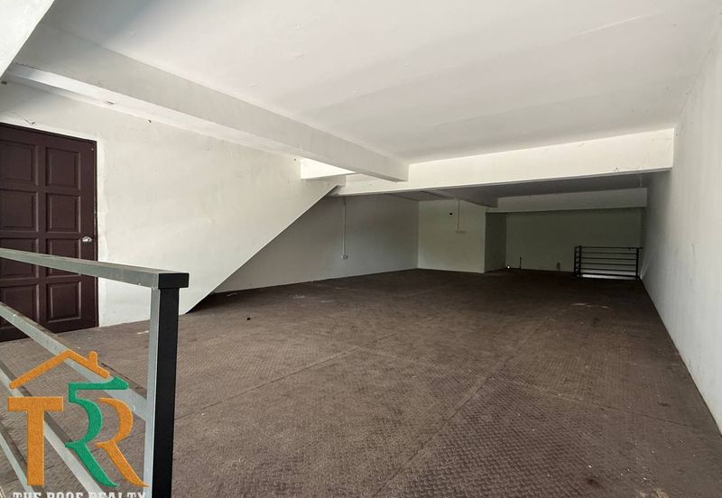 Shop Lot Ground Floor With Loft Facing Main Road Muar For Rent