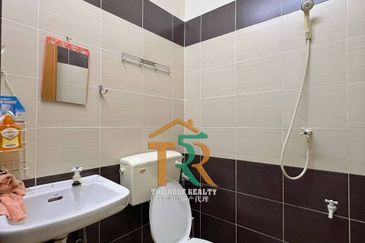 Partially Furnished Single Storey Terrace Parit Bakar For Rent