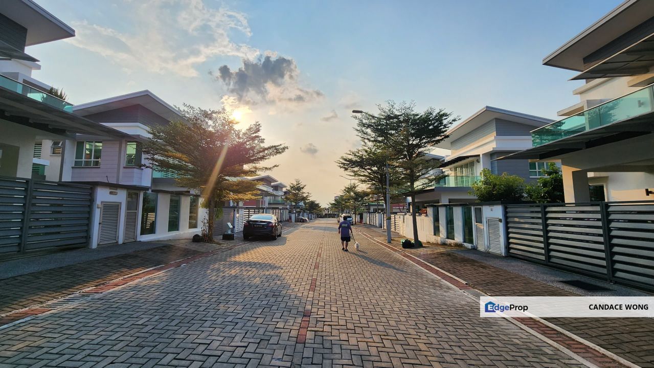 Move-In Ready Designer Home with Garden & Balcony Retreat!, Selangor, Kajang