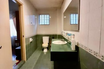 Jalan Puncak Perdana 