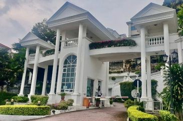 Jalan Puncak Perdana 