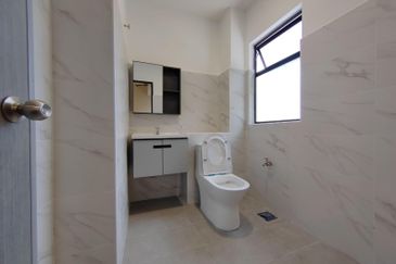 Puchong Utama Sek 10 New Renovated Freehold Double Storey House