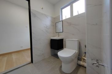 Puchong Utama Sek 10 New Renovated Freehold Double Storey House