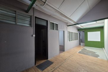 [Facing Mainroad] 2 Storey Shop 1st Floor For Rent, Jalan Desa Semenyih, Taman Desa Semenyih, 43500 Semenyih, Selangor