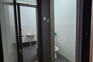 [Facing Mainroad] 2 Storey Shop 1st Floor For Rent, Jalan Desa Semenyih, Taman Desa Semenyih, 43500 Semenyih, Selangor