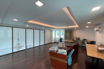 Modern Design Bungalow with Private Pool/Garden, Ample Parking Space, Facing Forest, Prestige and Artistic Design