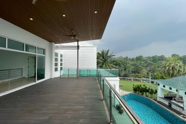 Modern Design Bungalow with Private Pool/Garden, Ample Parking Space, Facing Forest, Prestige and Artistic Design