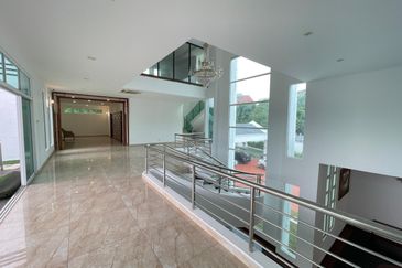 Modern Design Bungalow with Private Pool/Garden, Ample Parking Space, Facing Forest, Prestige and Artistic Design