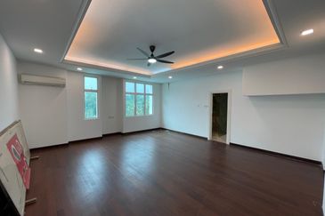 Modern Design Bungalow with Private Pool/Garden, Ample Parking Space, Facing Forest, Prestige and Artistic Design