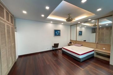 Modern Design Bungalow with Private Pool/Garden, Ample Parking Space, Facing Forest, Prestige and Artistic Design