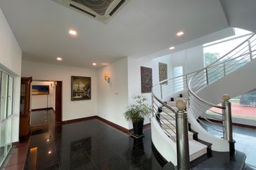 Modern Design Bungalow with Private Pool/Garden, Ample Parking Space, Facing Forest, Prestige and Artistic Design