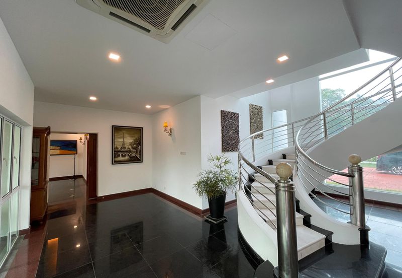 Modern Design Bungalow with Private Pool/Garden, Ample Parking Space, Facing Forest, Prestige and Artistic Design