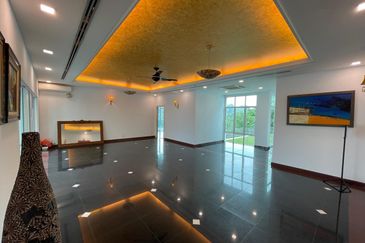 Modern Design Bungalow with Private Pool/Garden, Ample Parking Space, Facing Forest, Prestige and Artistic Design