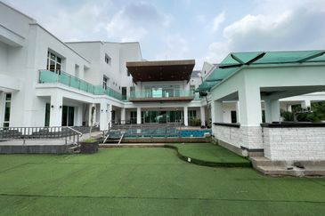 Modern Design Bungalow with Private Pool/Garden, Ample Parking Space, Facing Forest, Prestige and Artistic Design