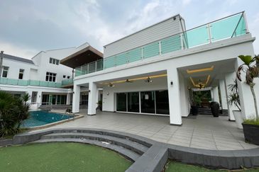 Modern Design Bungalow with Private Pool/Garden, Ample Parking Space, Facing Forest, Prestige and Artistic Design