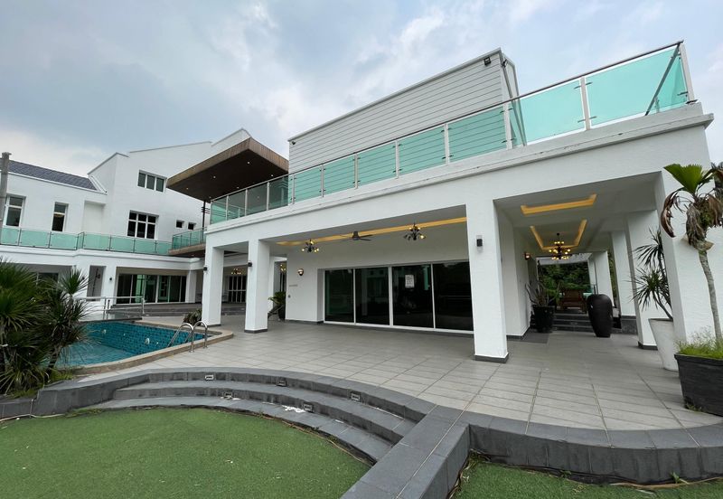 Modern Design Bungalow with Private Pool/Garden, Ample Parking Space, Facing Forest, Prestige and Artistic Design