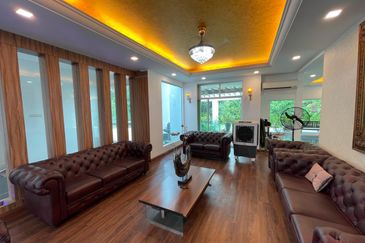 Modern Design Bungalow with Private Pool/Garden, Ample Parking Space, Facing Forest, Prestige and Artistic Design