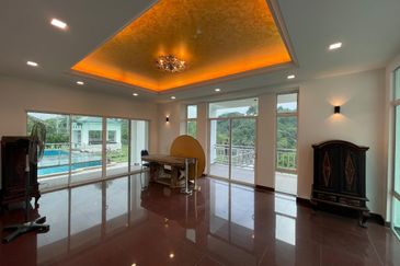 Modern Design Bungalow with Private Pool/Garden, Ample Parking Space, Facing Forest, Prestige and Artistic Design
