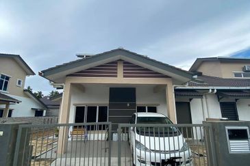 [Freehold & Non Bumi Lot] 1 1/2 Storey Semi D, Taman Seri Serdang 3, Kg Tok Muda, Kapar