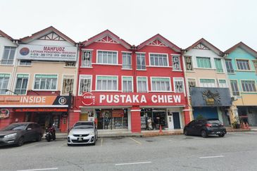 Facing Main Road 3 Storey Shoplot Kuala Selangor For Sale