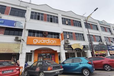 Facing Main Road 3 Storey Shoplot Kuala Selangor For Sale