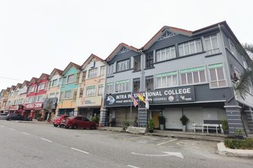 Facing Main Road 3 Storey Shoplot Kuala Selangor For Sale