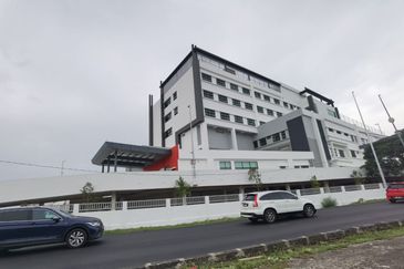 Facing Main Road 3 Storey Shoplot Kuala Selangor For Sale