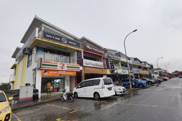 Facing Main Road Saujana Utama , Puncak Alam Shoplot For Rent
