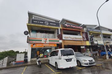 Facing Main Road Saujana Utama , Puncak Alam Shoplot For Rent