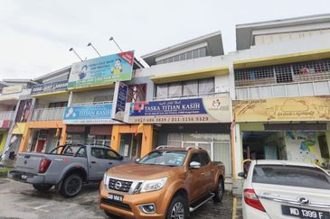 Facing Main Road Saujana Utama , Puncak Alam Shoplot For Rent