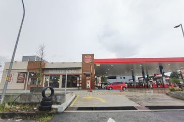 Facing Main Road Saujana Utama , Puncak Alam Shoplot For Rent