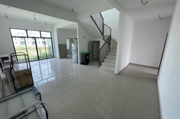 TERES 2 TINGKAT BASIC UNIT🏠NONBUMI❗GATED GUARDED🔥Taman La Casa Lunas