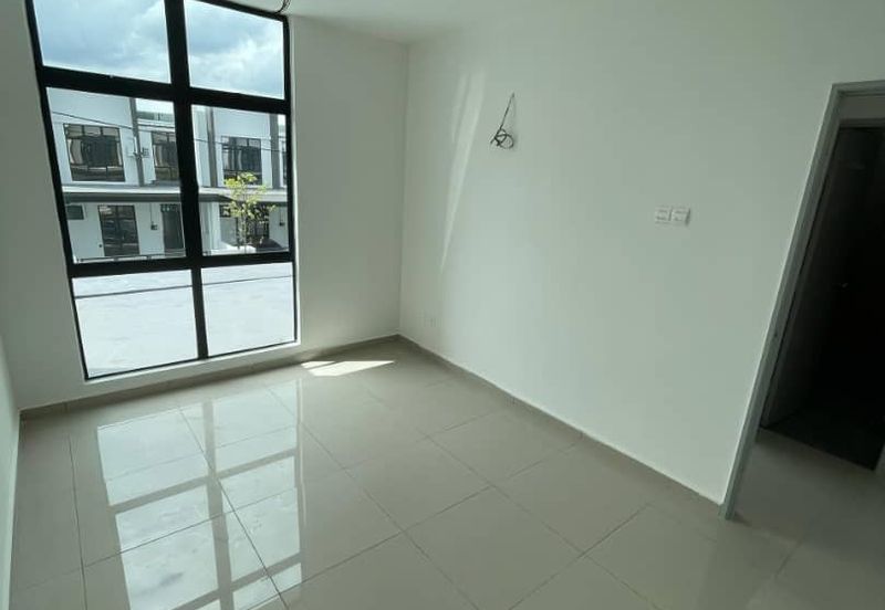 TERES 2 TINGKAT BASIC UNIT🏠NONBUMI❗GATED GUARDED🔥Taman La Casa Lunas