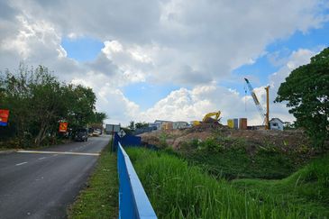 Jalan Anggerik, Sungai Ramal Kajang : Land For Sale (74052 sqft - 1.7 Acres)