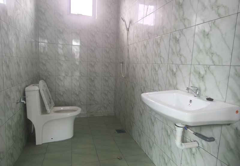 Commercial house for rent, Muar