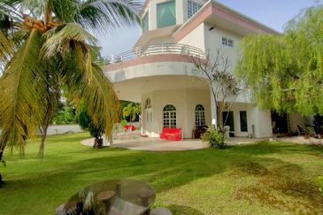 BUNGALOW IMPIAN GOLF AND COUNTRY CLUB KAJANG FREEHOLD 2.5 STOREY