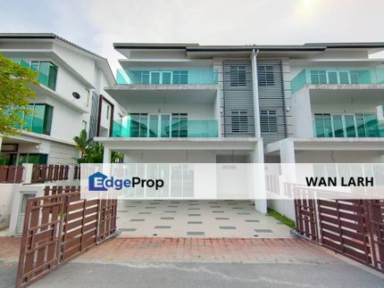 FREEHOLD 3 STOREY SEMI D 1080 RESIDENCE PUNCAK SAUJANA KAJANG, Selangor, Kajang