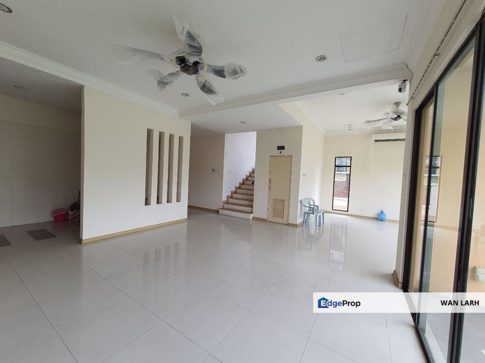 FACING TASIK CEMPAKA SEMI D 2.5 STOREY PUNCAK BANGI SEKSYEN 6 BANDAR BARU BANGI, Selangor, Bangi