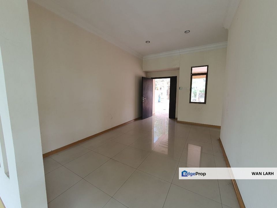 FACING TASIK CEMPAKA SEMI D 2.5 STOREY PUNCAK BANGI SEKSYEN 6 BANDAR BARU BANGI, Selangor, Bangi