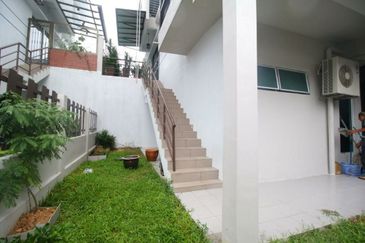 FULLY RENOVATED 3 STOREY SEMI D 1080 RESIDENCE PUNCAK SAUJANA KAJANG