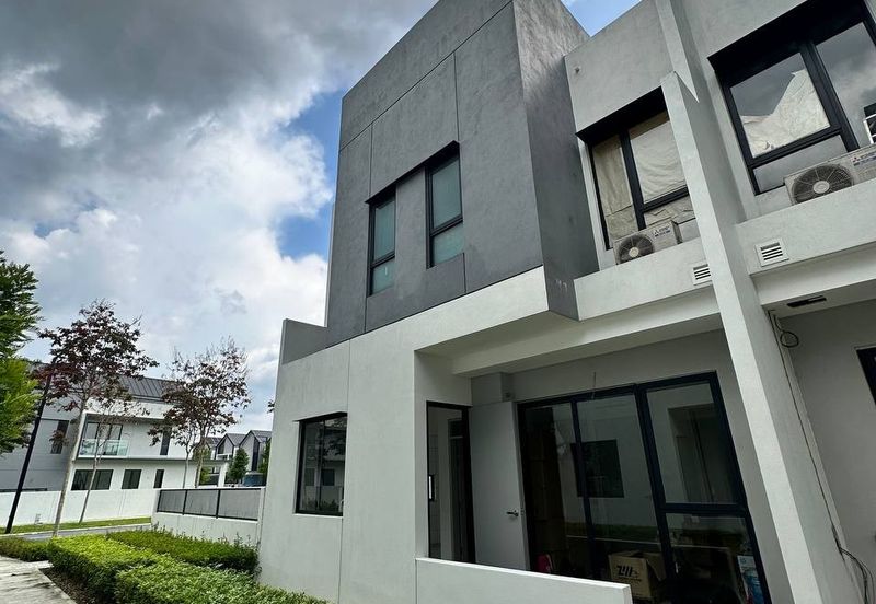 Luxura Residence @ twentyfive.7