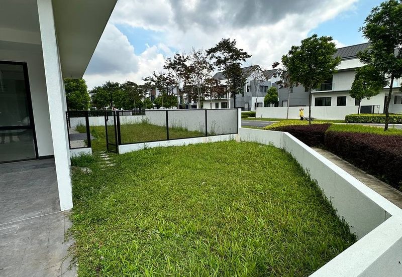 Luxura Residence @ twentyfive.7