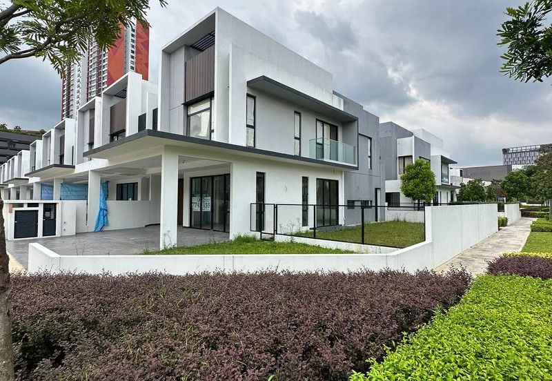 Luxura Residence @ twentyfive.7